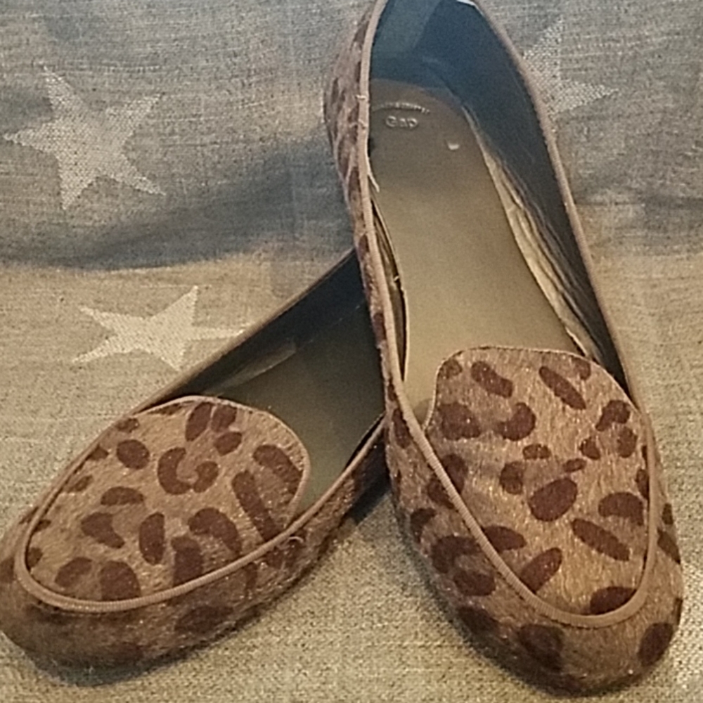 Flat dress shoes